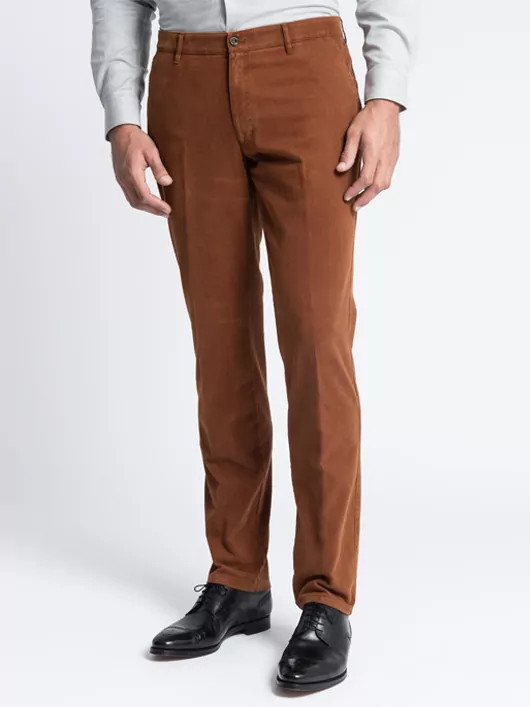 pantalon chic et confortable homme fort