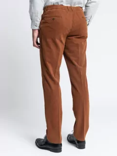 pantalon chic et confortable homme fort